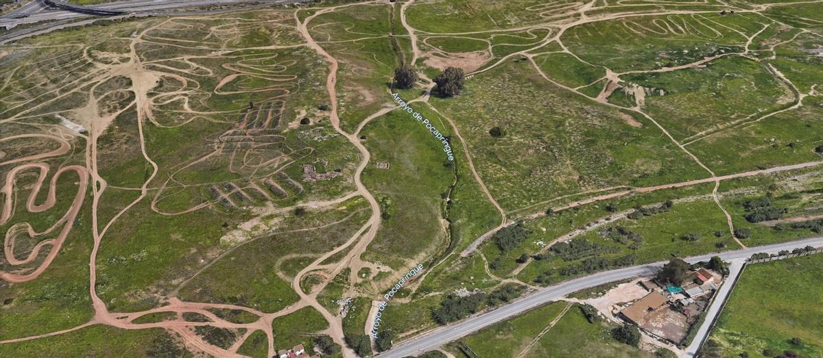Los terrenos de la Expo 2027, con el arroyo a su paso, en una vista aérea en Google Maps.