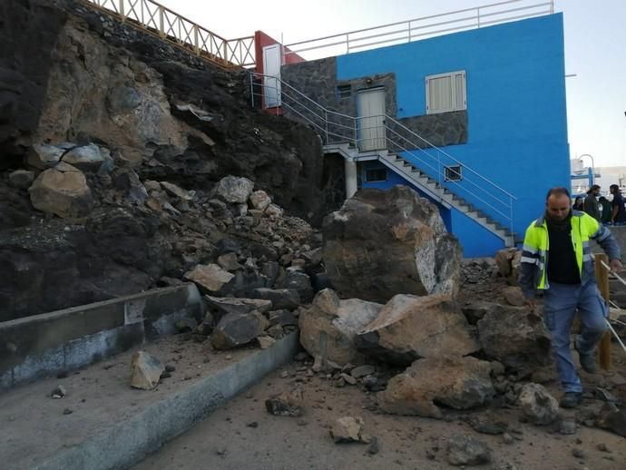 Cae una ladera junto a la playa del Agujero, en Gáldar