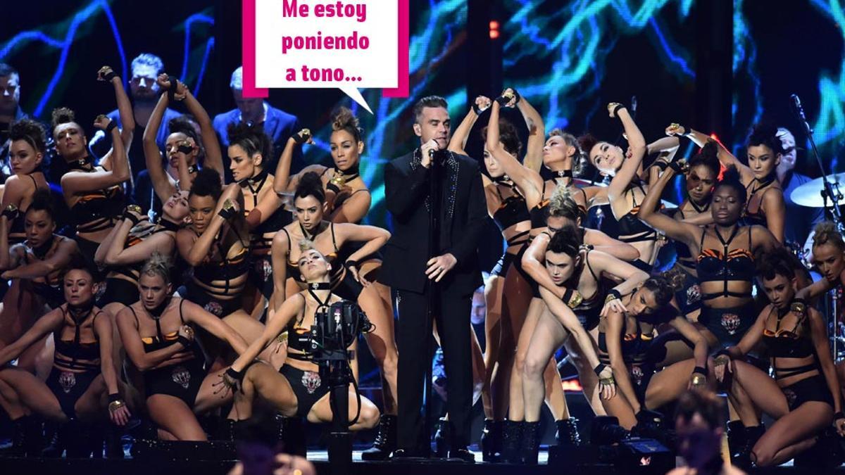 Robbie Williams bien rodeado en los Brit Awards