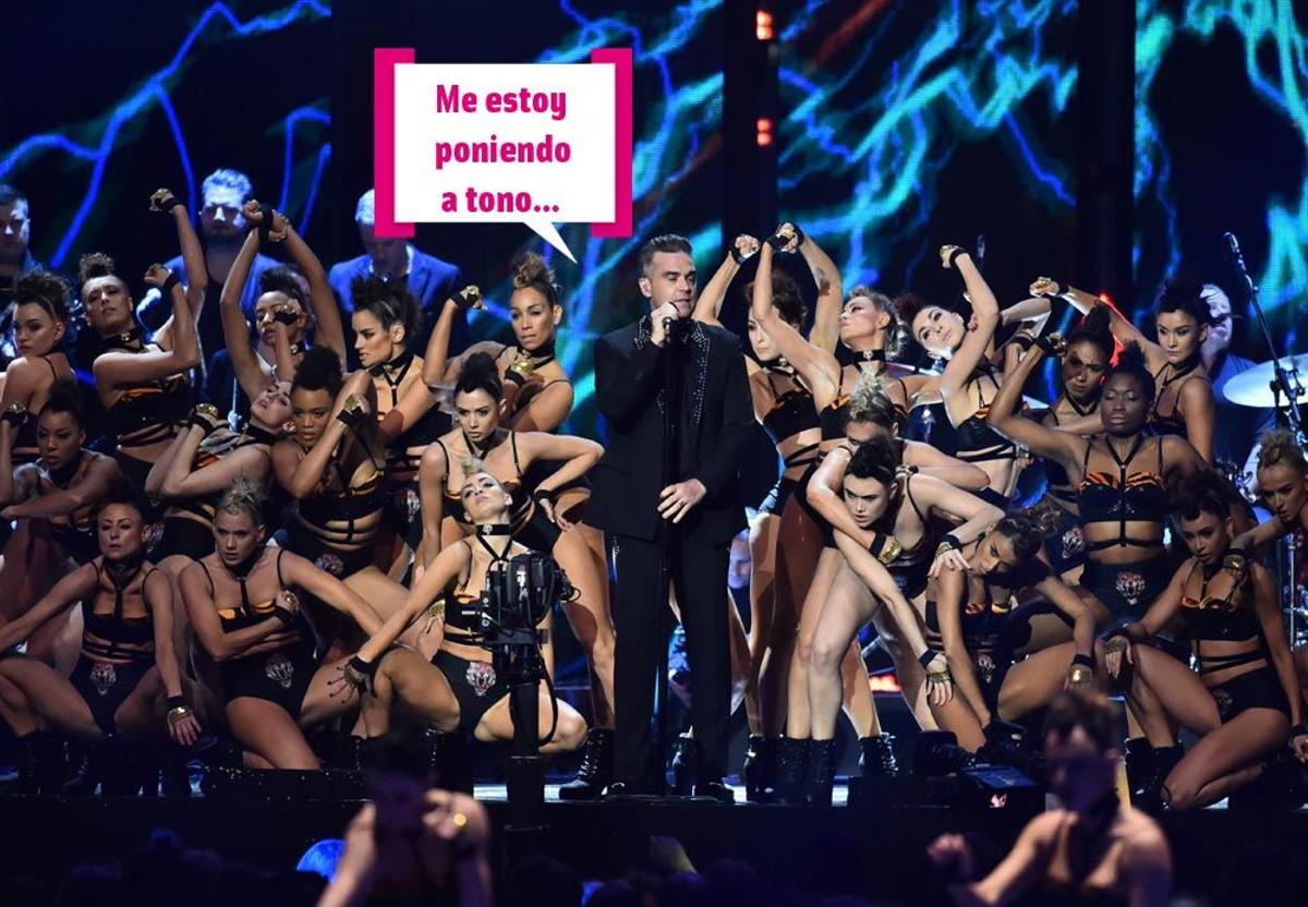 Robbie Williams bien rodeado en los Brit Awards