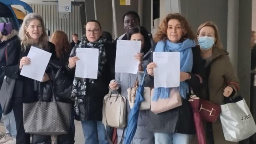 Varias de las personas afectadas con las hojas de reclamación.