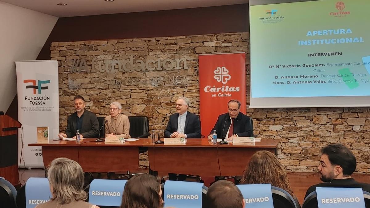 De izq. a dcha., Ubrich, González, Valín y Moreno, durante el acto de presentación del informe.