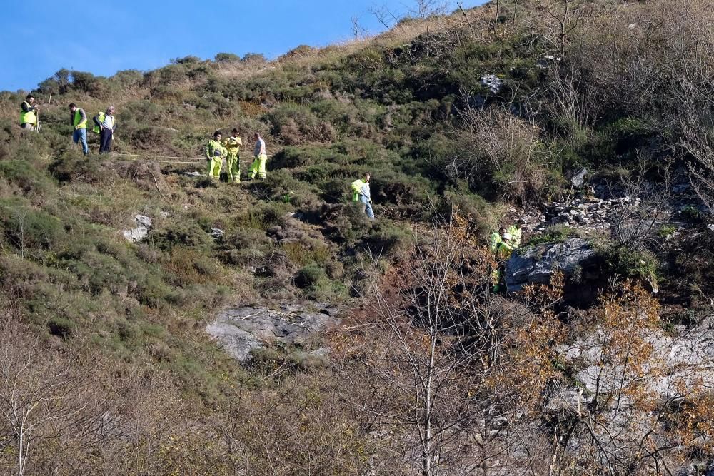 Técnicos del ADIF en labores en Pajares ante el riesgo de derrumbe sobre las vías