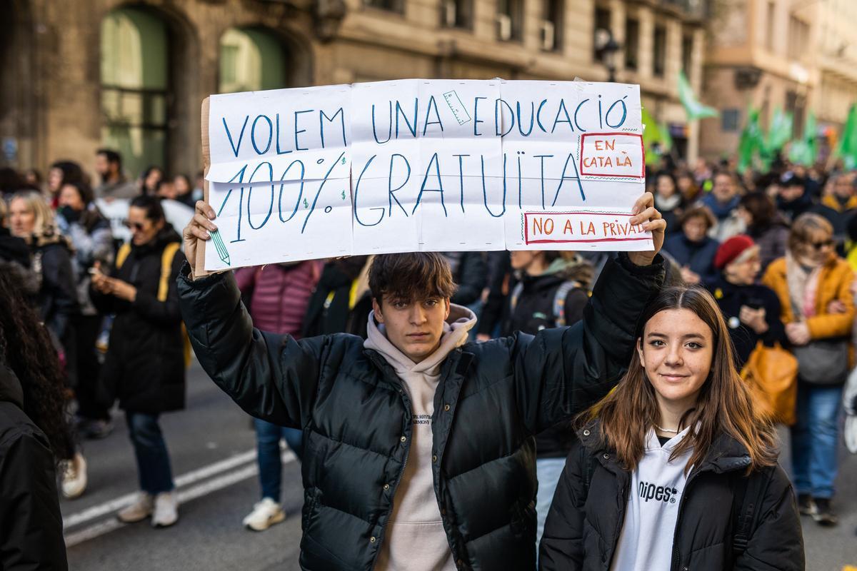 Momento de la manifestación de docentes, estudiantes y sanitarios, este miércoles en Barcelona.