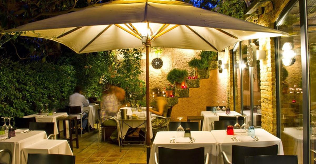 La terraza interior de Tram Tram, en la parte trasera de este restaurante de Sarrià que antes fue una casa particular, tiene el encanto de lo pequeño.