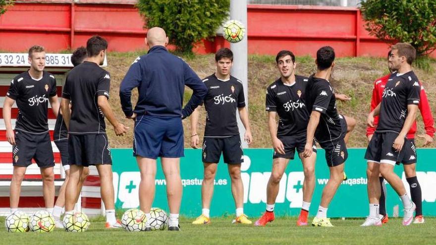 Los jugadores del Sporting, en el entrenamiento de ayer en Mareo.