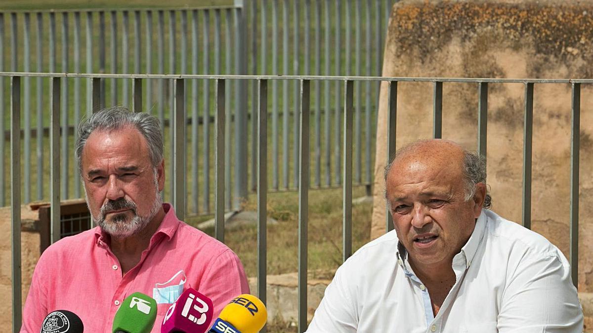 Antonio Palma y Toni Roig, presidentes del CD Ibiza y CA Pitiús, en su comparecencia conjunta.  | VICENT MARÍ