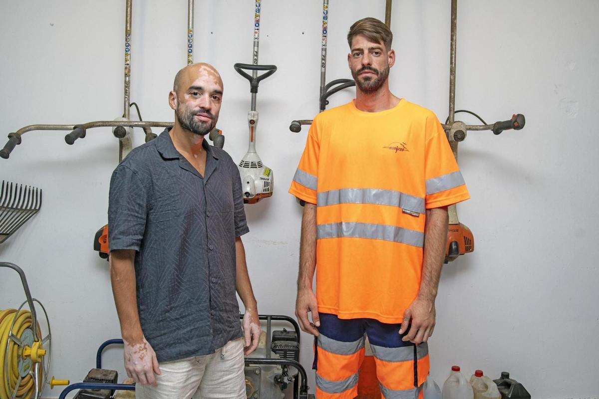 Miquel Baldé, técnico de inserción de la Fundación Magone Salesians Social (Mataró), con Enric, usuario del programa Reincorpora.