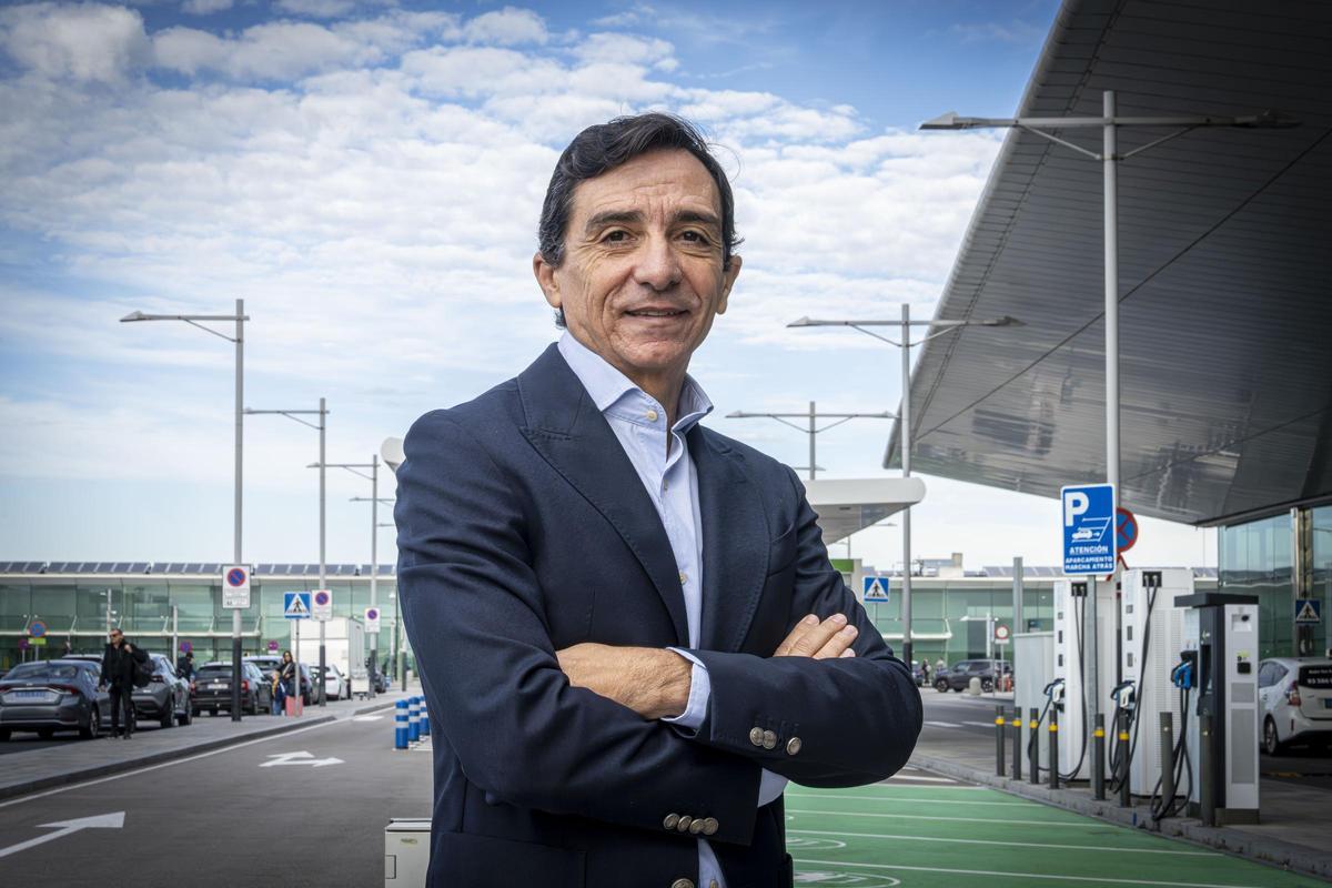 El consejero delegado de la aerolínea Level, Rafael Jiménez Hoyos, en el exterior de la T1 del aeropuerto de Barcelona-El Prat.