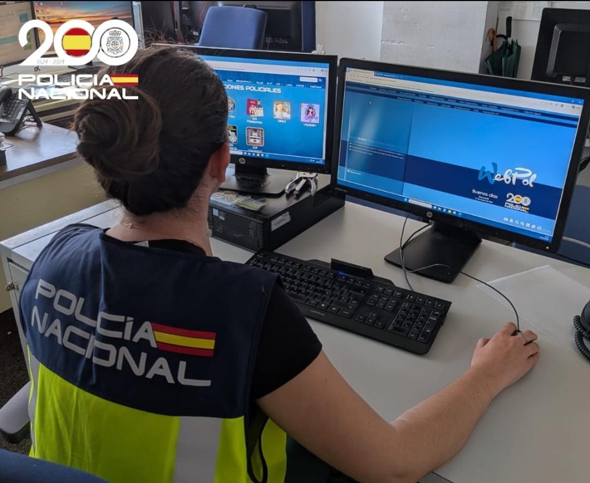 Una agente de la Policía Nacional en Palma.