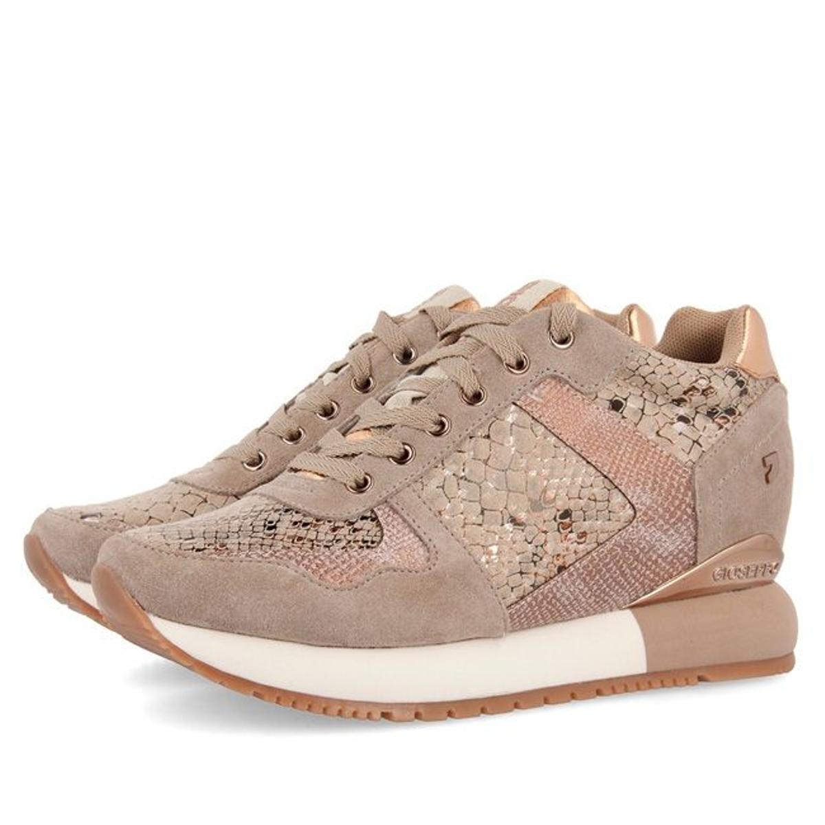 Sneakers beige con estampado de serpiente, de Gioseppo