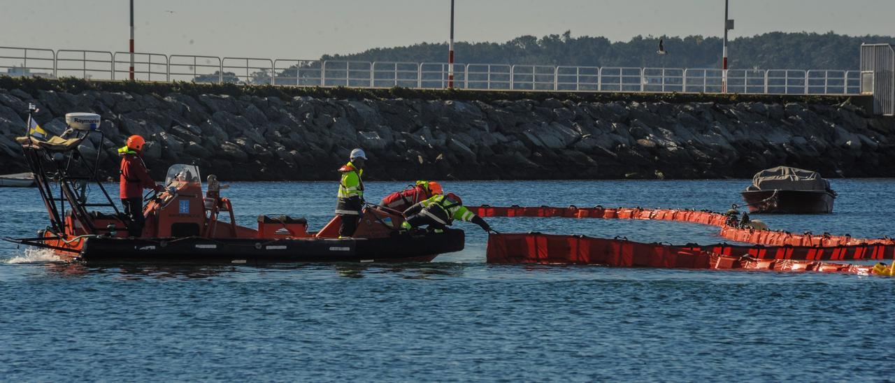 Ejercicio de lucha contra la contaminación marina en Arousa.