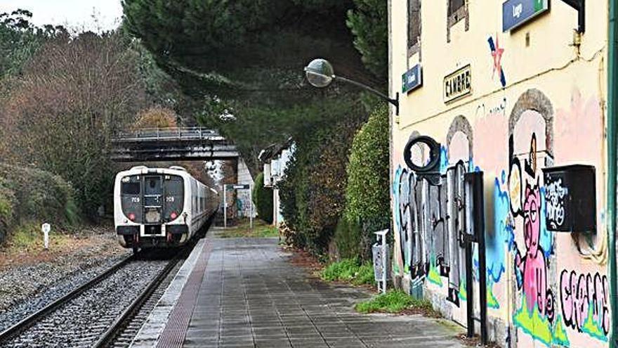 Un ferrocarril circula por la estación de Cambre.