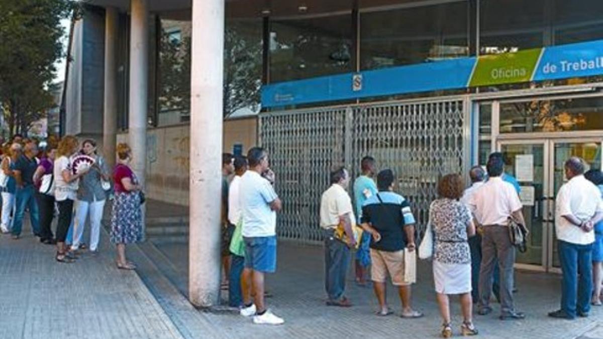 Alto desempleo 8 Cola de parados en una oficina del Servei d'Ocupació de Catalunya (SOC) en Terrassa.