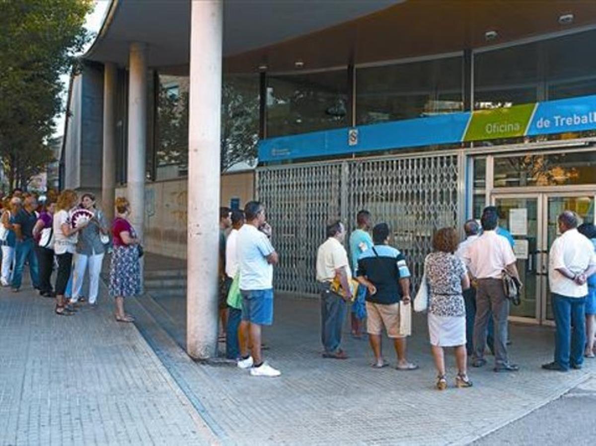 Cola de parados en una oficina del Servei d’Ocupació de Catalunya. Cola de parados en una oficina del Servei d’Ocupació de Catalunya.