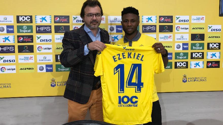 Imoh Ezekiel, junto a Toni Cruz.