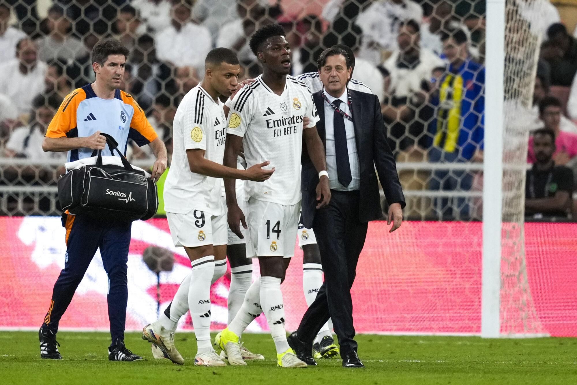 Real Madrid's Aurelien Tchouameni, centre, walks out of field after an injury during the Spanish Super Cup semifinal soccer match between Real Madrid and Mallorca at the King Abdullah Stadium in Jeddah, Saudi Arabia, Thursday, Jan. 9, 2025. (AP Photo/Altaf Qadri) Associated Press/LaPresse. EDITORIAL USE ONLY/ONLY ITALY AND SPAIN