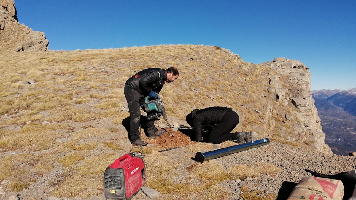 La barra metàl·lica nova que assegura l’escalada al Cadí