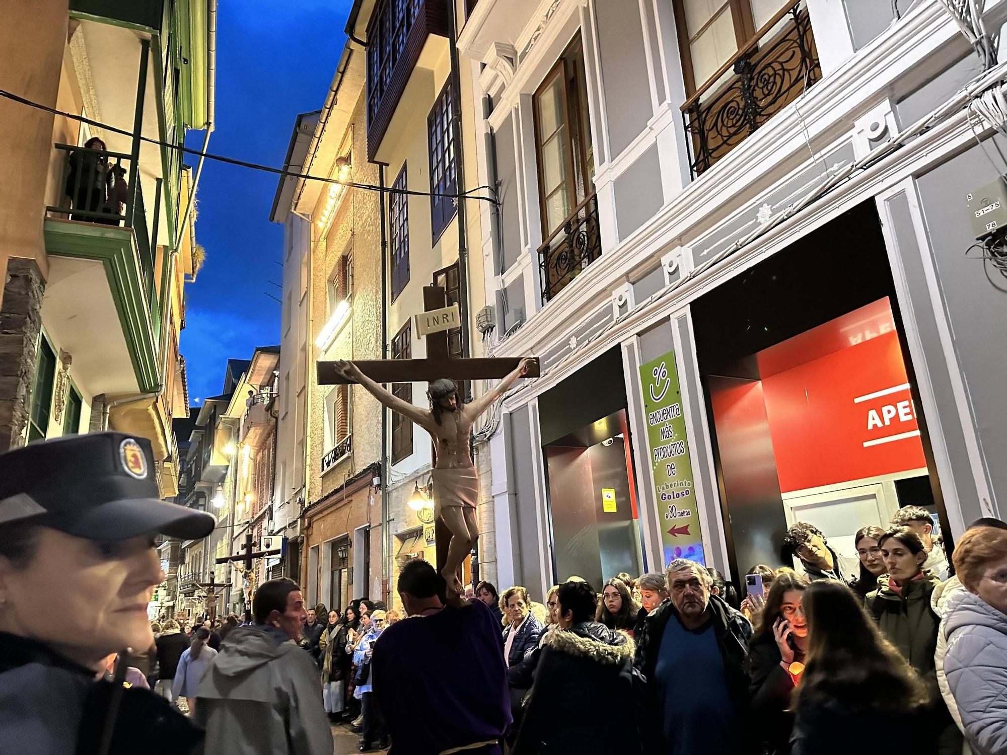 EN IMÁGENES | La envolvente procesión del Nazareno en Luarca