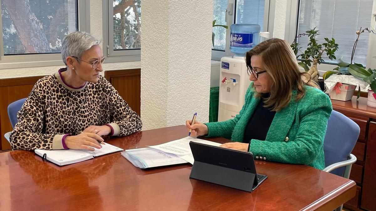 La alcaldesa, Susana Marqués, reunida con la concejala Rosa Mari Gil.