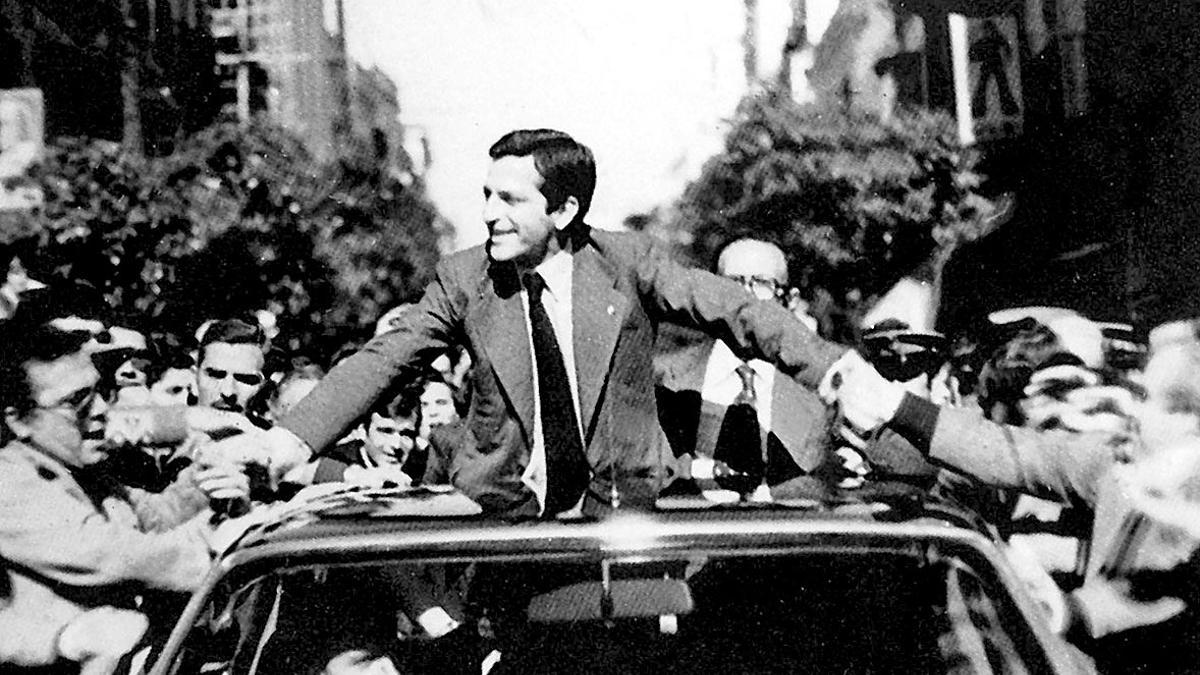 Adolfo Suárez estrecha manos de sus seguidores durante una campaña electoral.