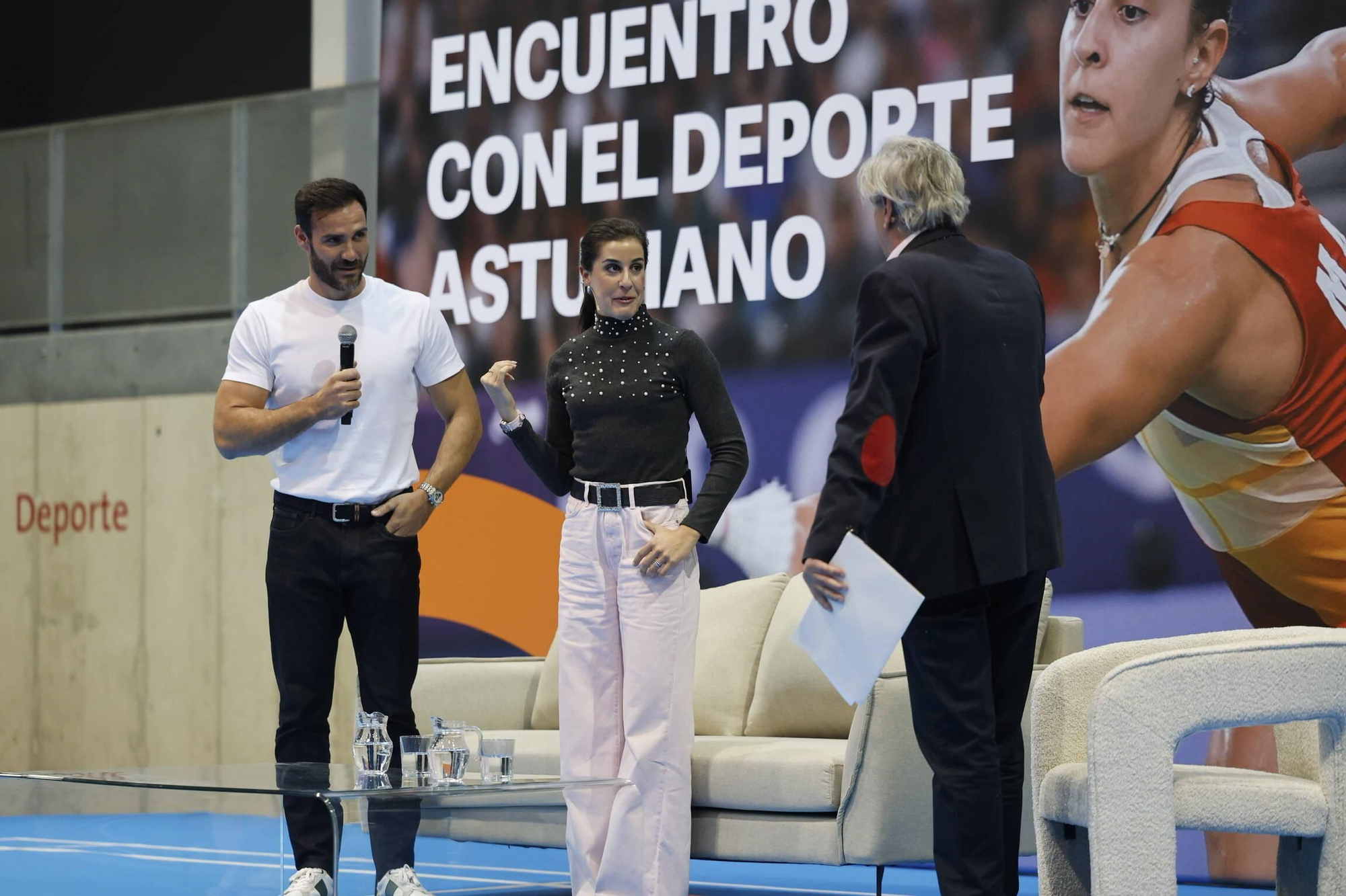Carolina Marín recibe el cariño de medio millar de deportistas asturianos en Gijón y la visita sorpresa de Saúl Craviotto