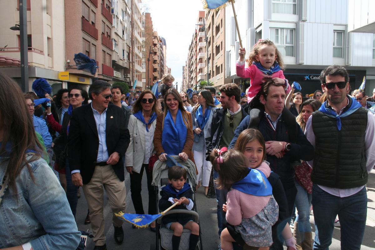 Familias al completo disfrutaba del ‘Anuncio’ azul por la arteria principal de la ciudad.
