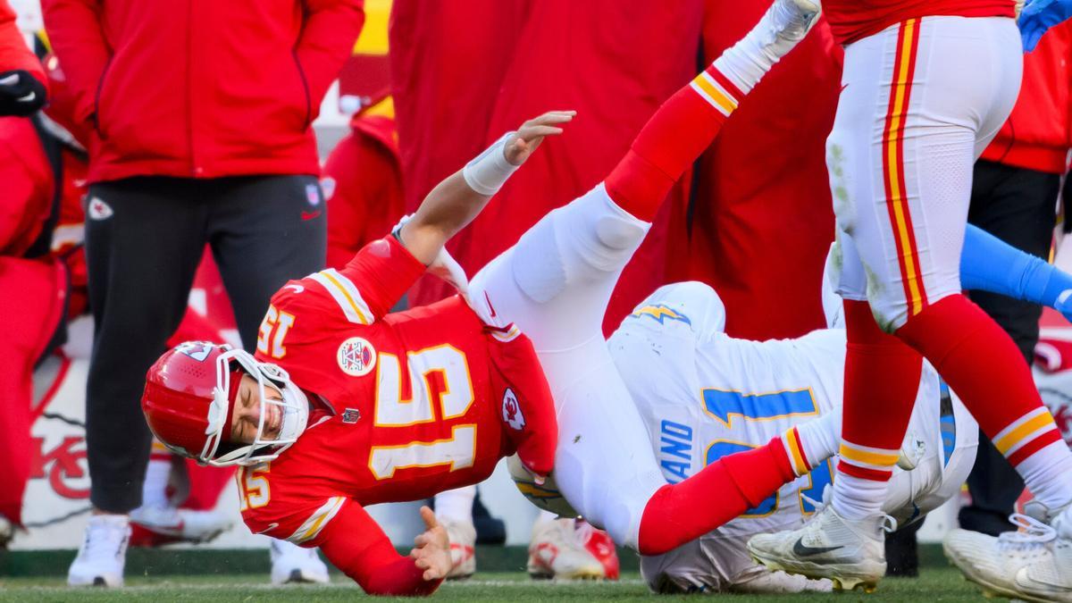 Patrick Mahomes en el momento del placaje que provocó la rotura de ligamento.