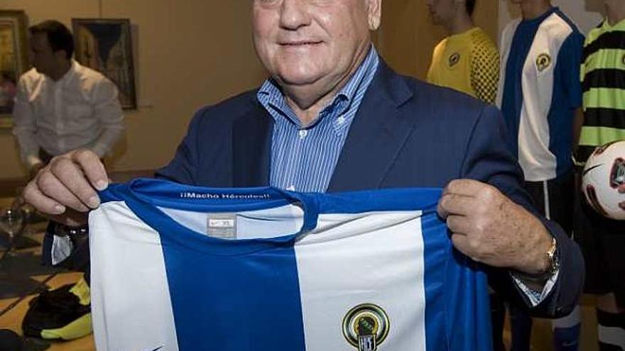 El presidente del Hércules, Valentín Botella, posa con la nueva camiseta.