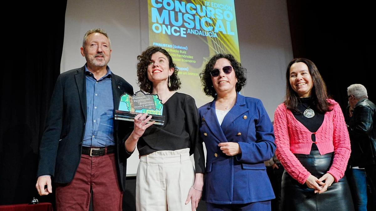 Saray Ruiz, con el premio de ganadora del concurso musical ONCE Andalucía.