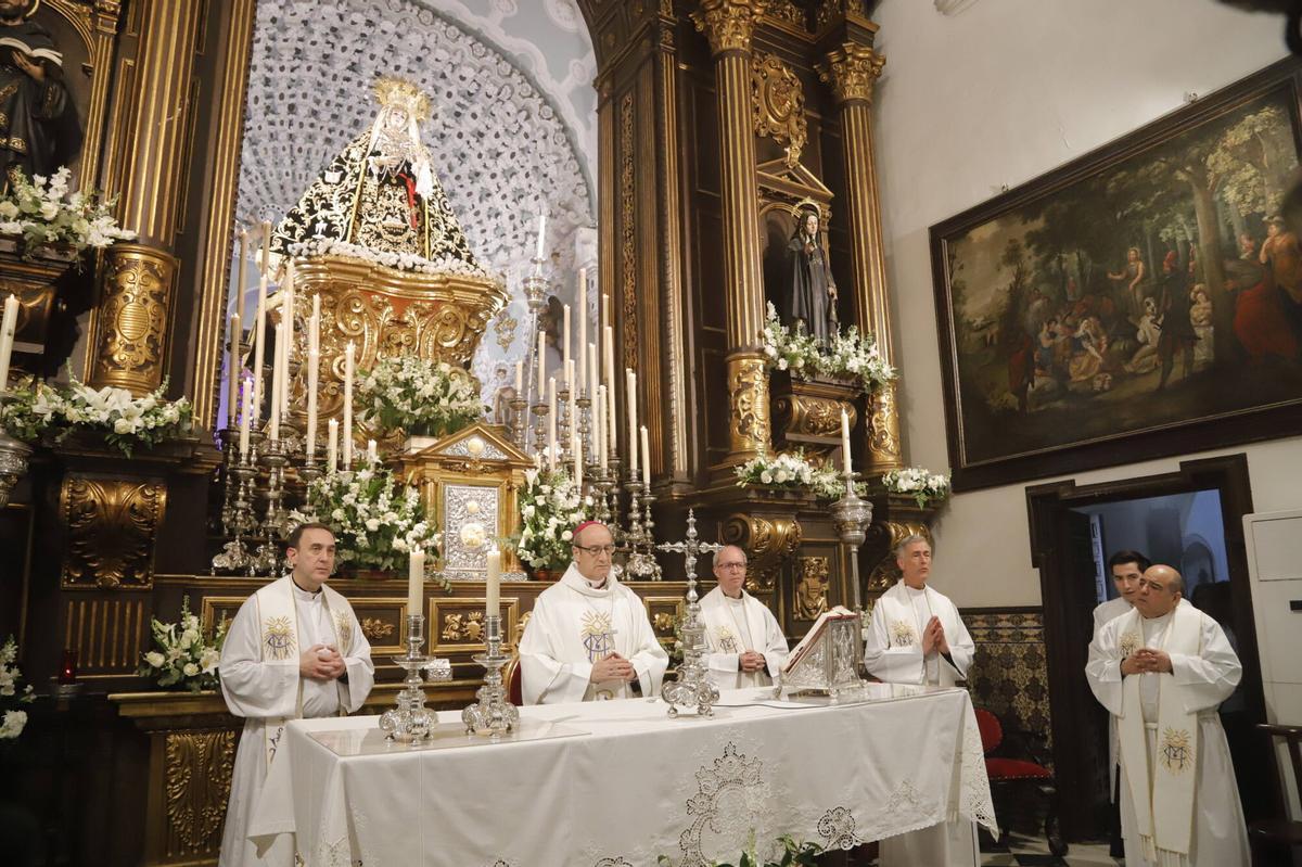 El obispo de Córdoba, Jesús Fernández, preside la función principal de la Hermandad de los Dolores.