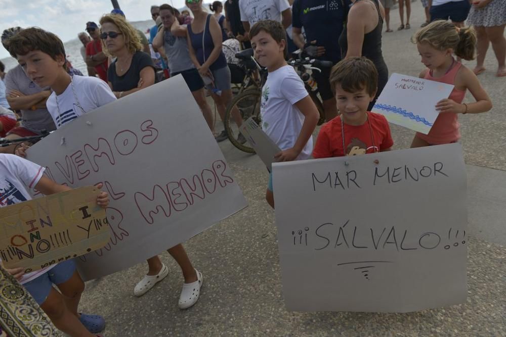 Protesta ante un Mar Menor que amanece cubierto de espuma