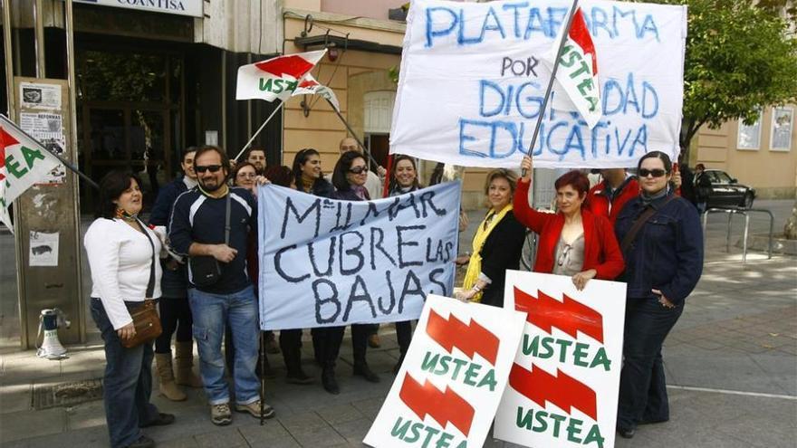 Docentes e interinos protestan este lunes contra los &quot;recortes y reducciones de plantilla&quot;