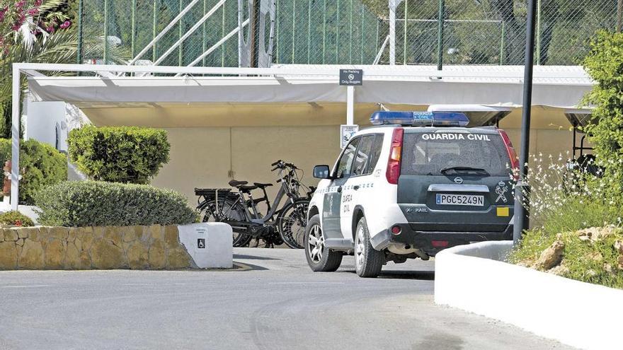 Un vehículo de la Guardia Civil, ayer a las puertas del hotel donde falleció el menor.