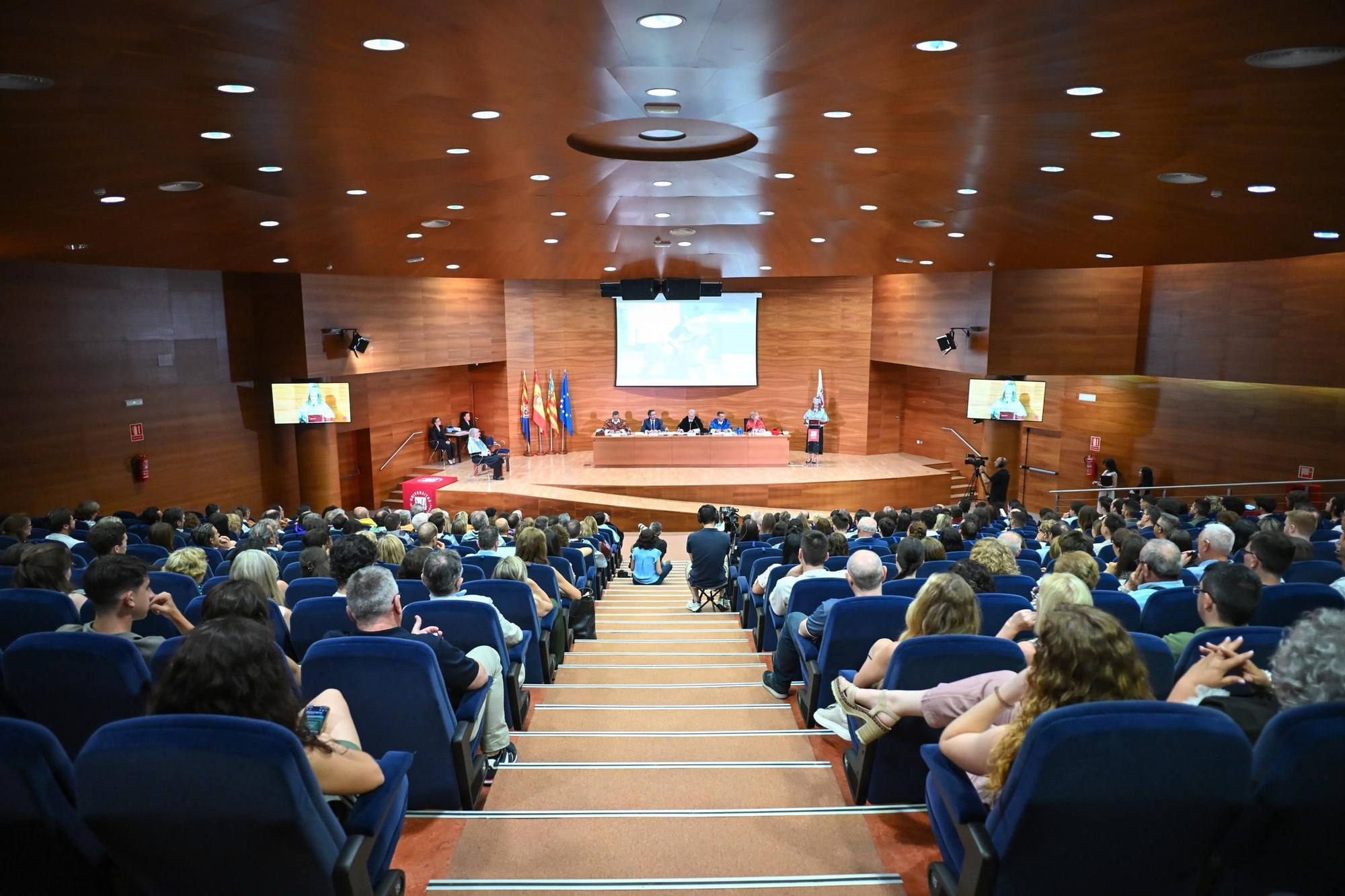 Así ha sido el acrto de investidura como Doctora Honoris Causa por la UMH de Elche de la periodista Paloma del Rio