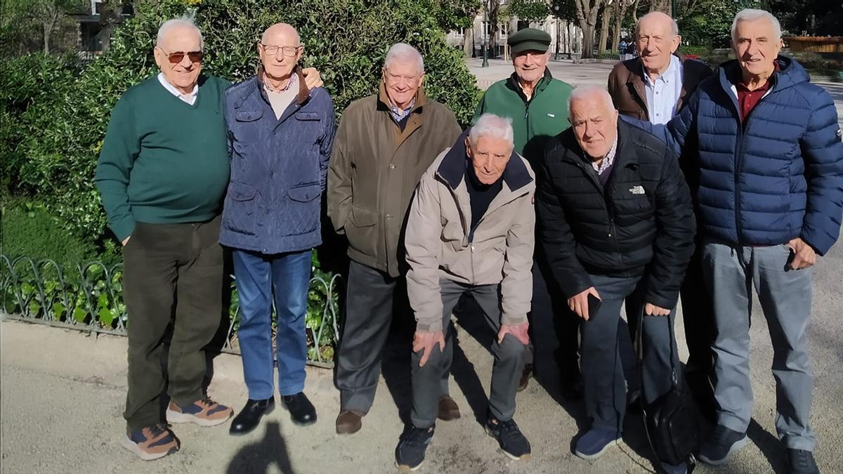 Veteranos de la mili de julio de 1961 en el Murcia 42 de Barreiro.