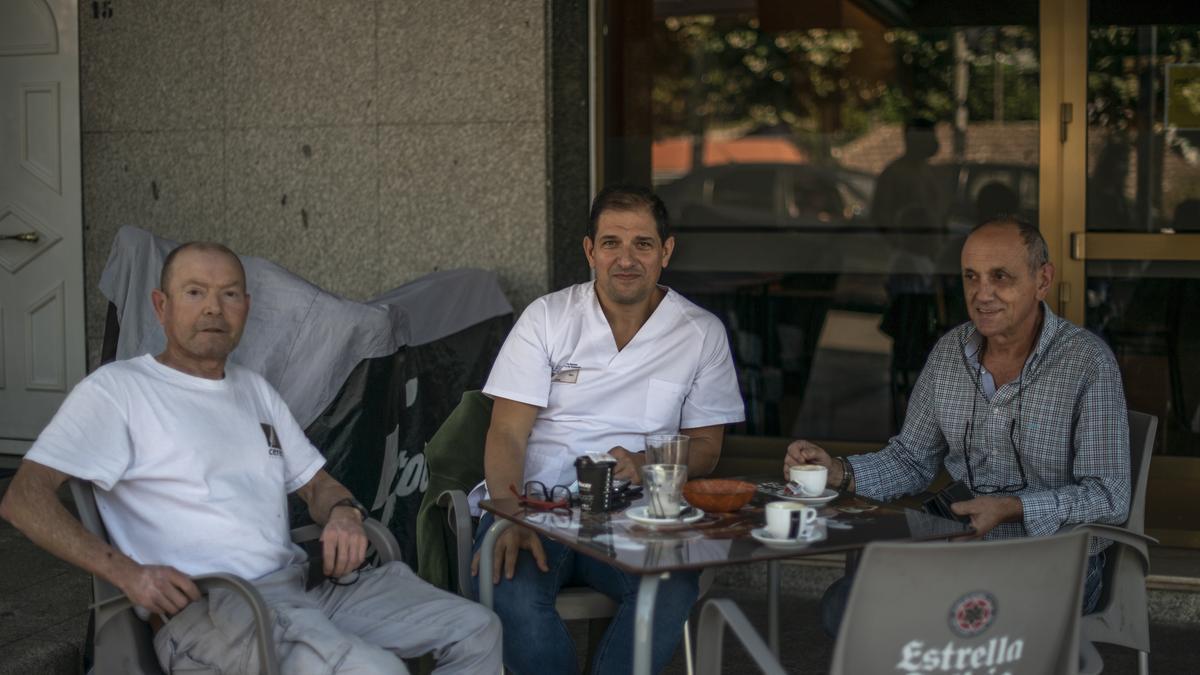 Clientes en la terraza del bar D.F. Madrid, de Avión.