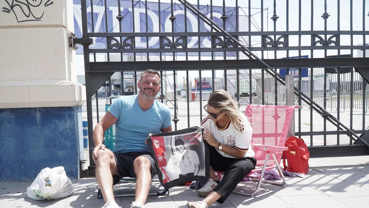 Así esperan los fans de Alejandro Sanz en la puerta del muelle de Batería