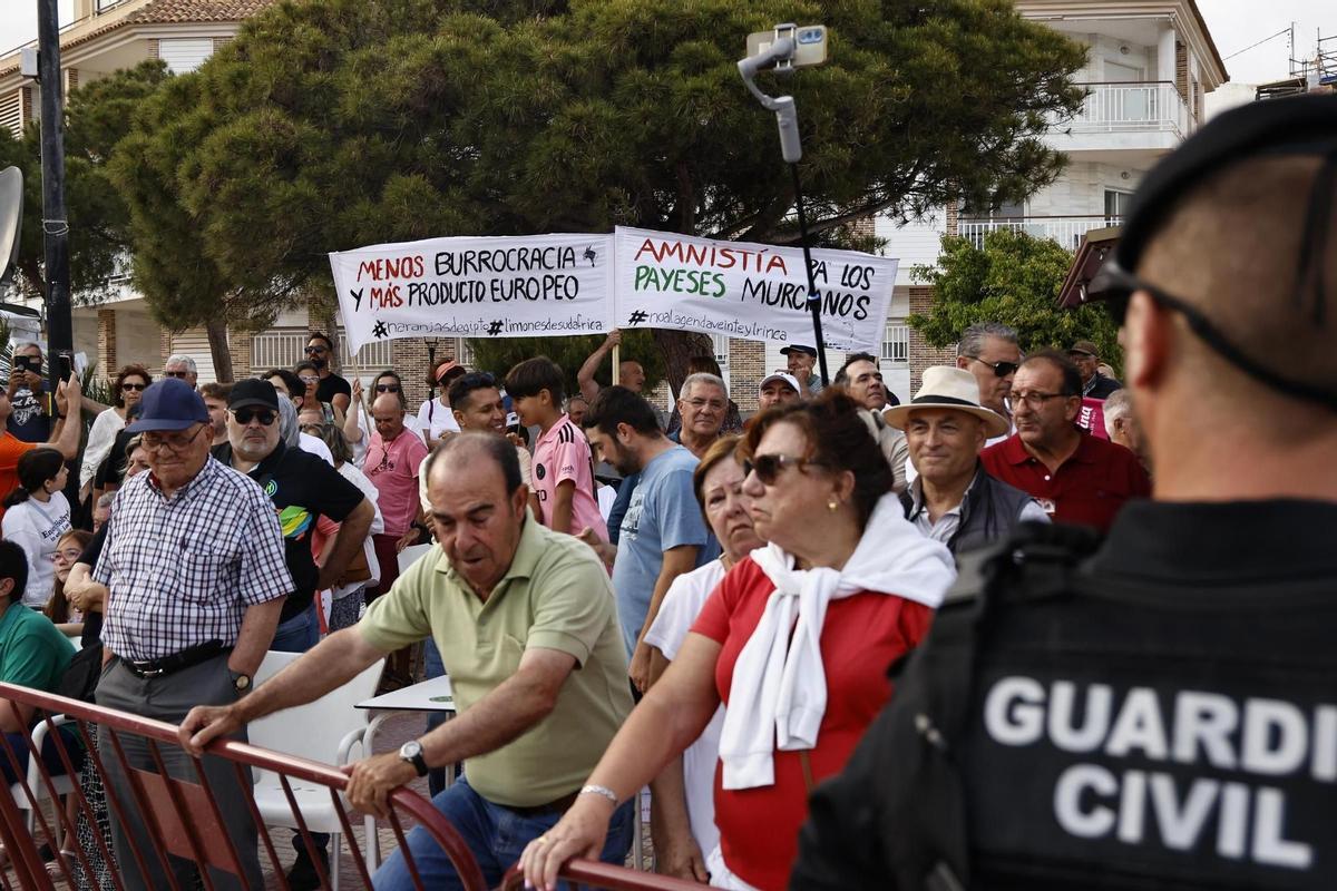 Un grupo de manifestantes acudieron al mitin para abuchear a Pedro Sánchez.
