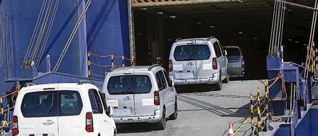 Vehículos comerciales fabricados en Vigo embarcan en un Ro-Ro en la terminal de Bouzas.  // R. Grobas