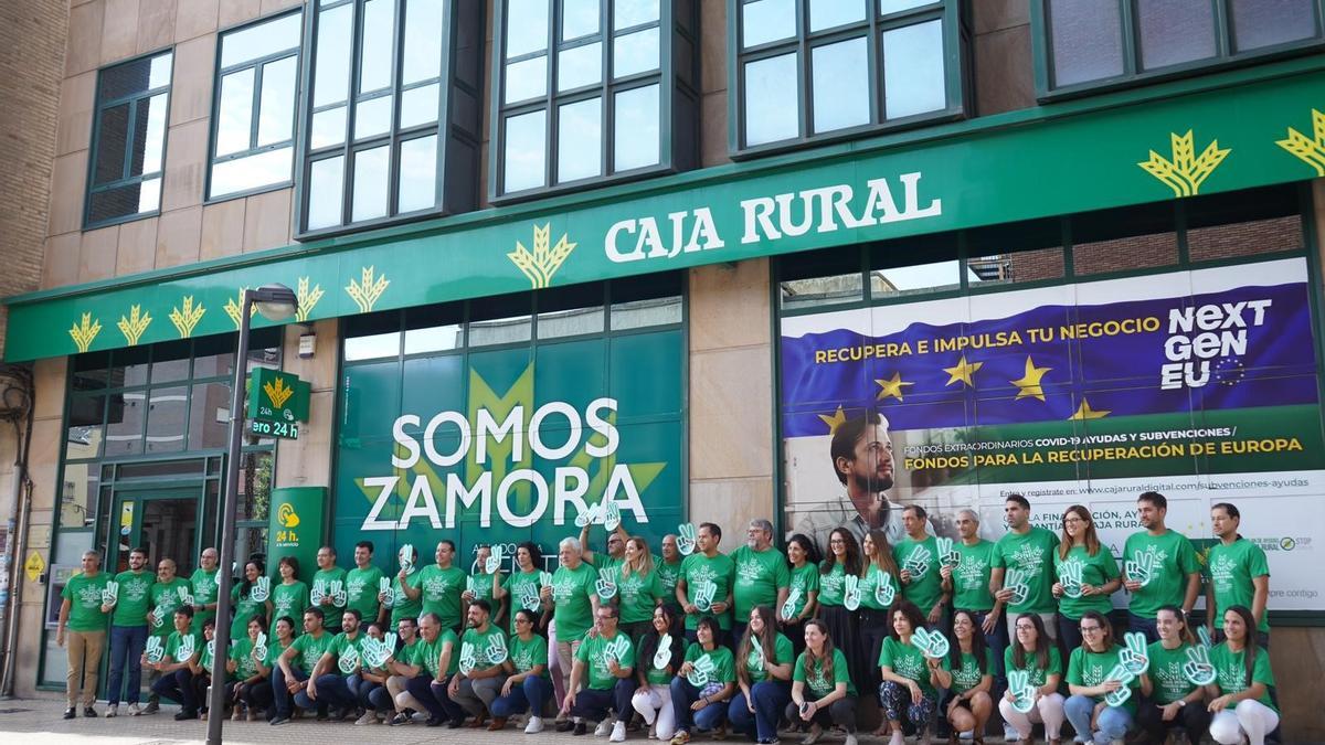 Foto de familia de los empleados de Caja Rural de Zamora en el Día Solidario