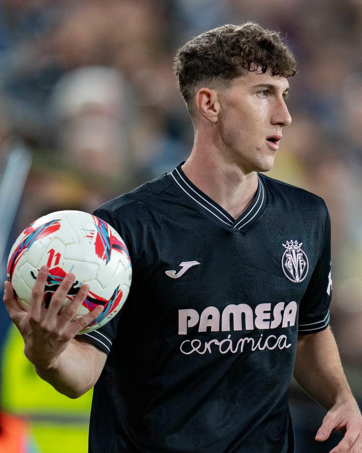 Pau Navarro ante el Alavés.