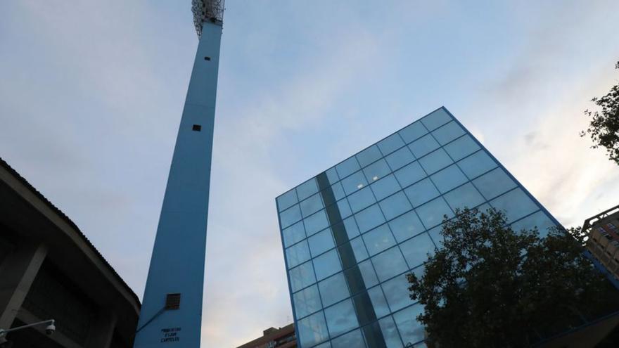 Edificio del Cubo y una de las icónicas torres de iluminación.  | ÁNGEL DE CASTRO