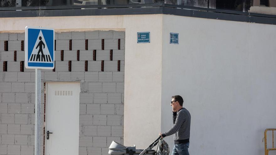 Vecinos del Barrio Nou Nazareth en Sant Joan plastifican placas con nombres de viales cansados de esperar a que lo haga el Ayuntamiento