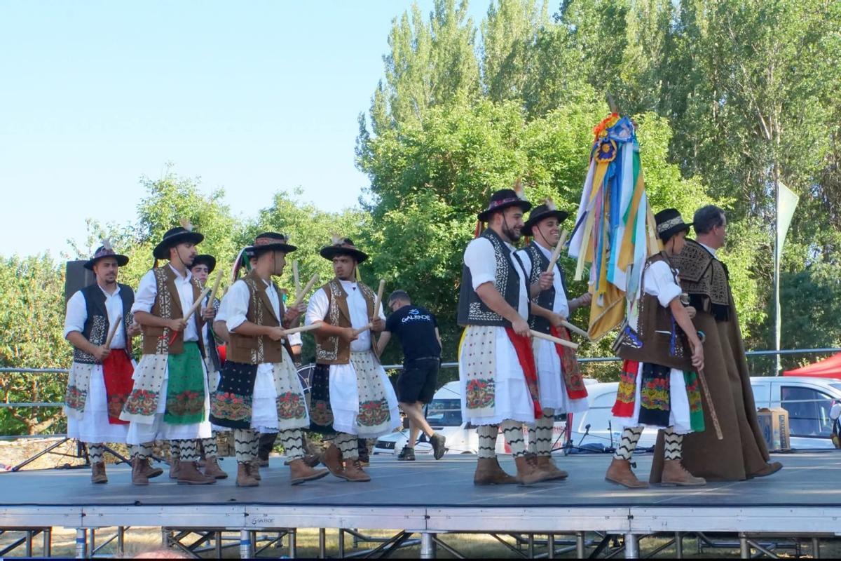 Los participantes del grupo acceden al escenario para ofrecer su actuación.
