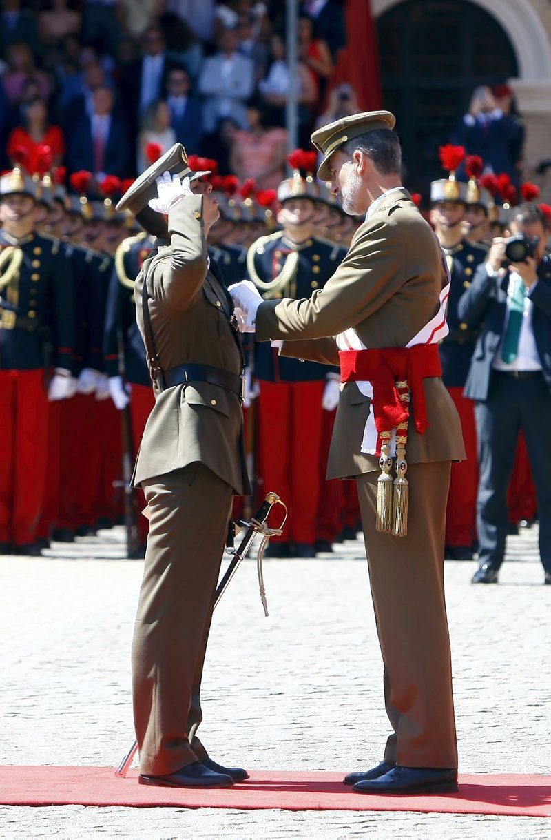 El rey entrega nuevos despachos en la Academia General Militar