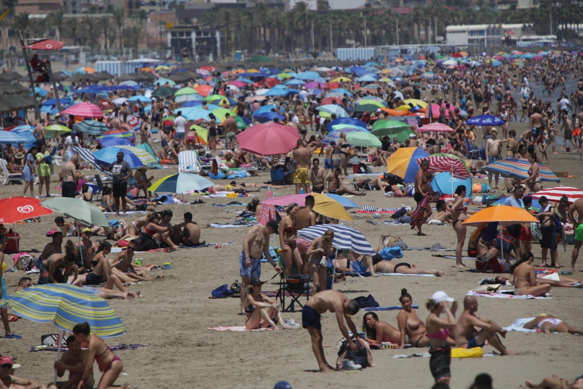 Una temperaturas de más de 40 grados llena las playas valencianas