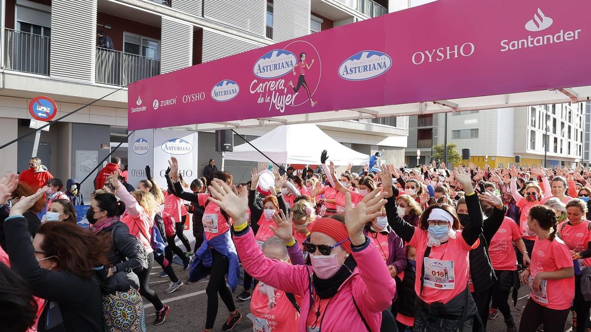 Miles de mujeres participaron este domingo en la Carrera de la Mujer, ya sin restricciones, solo con mascarilla.