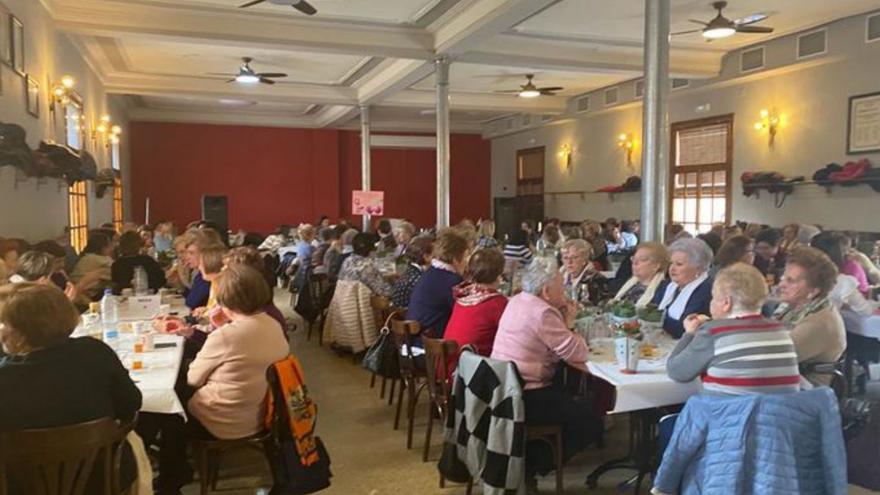 Comida de la asociación de mujeres de Calatorao.  |