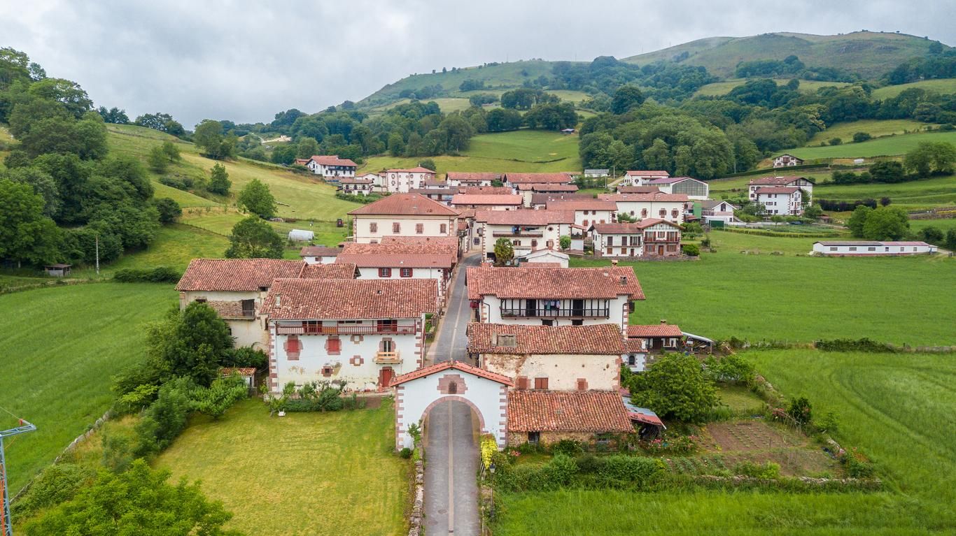Vistas al valle del Baztán en Navarra, donde se pueden encontrar pueblos rurales en las montañas.